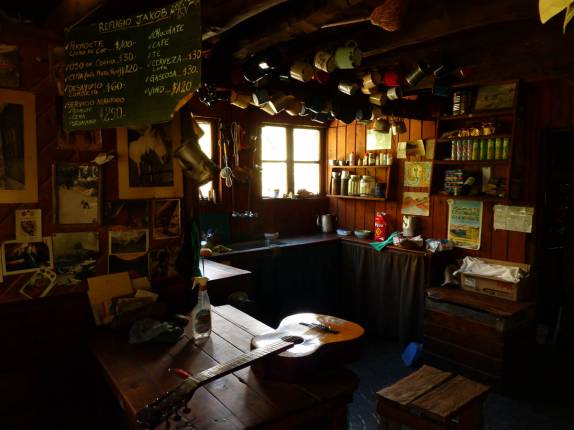 Interior do refúgio San Martín, na região de Bariloche, na Argentina